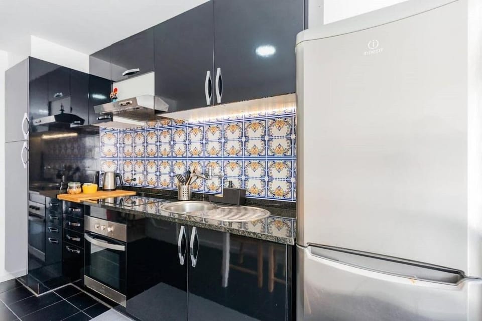 Kitchen or kitchenette, minibar, oven, stove