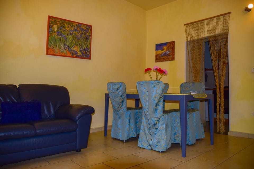 Seating area, Dining area