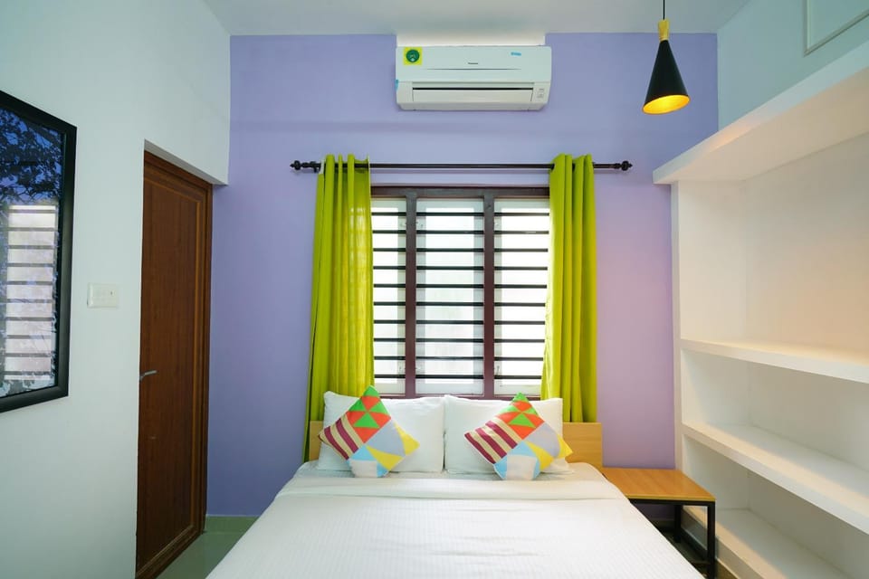 Bed, Photo of the whole room, Bedroom, fireplace, air conditioner