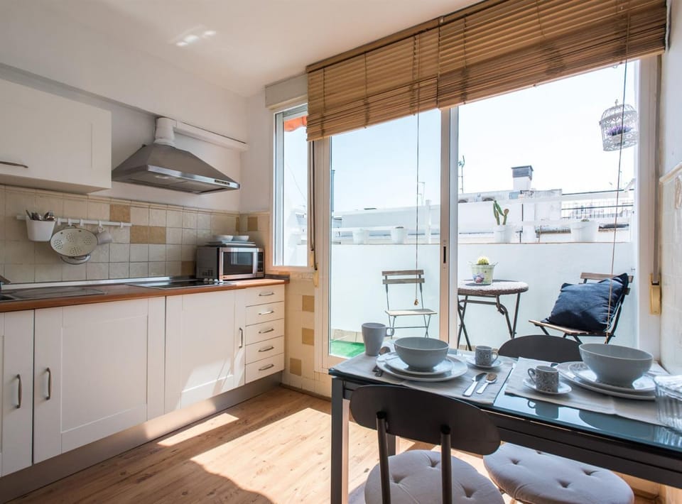 Kitchen or kitchenette, Dining area