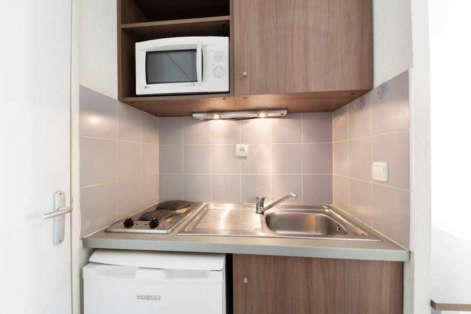 Kitchen or kitchenette, minibar, stove