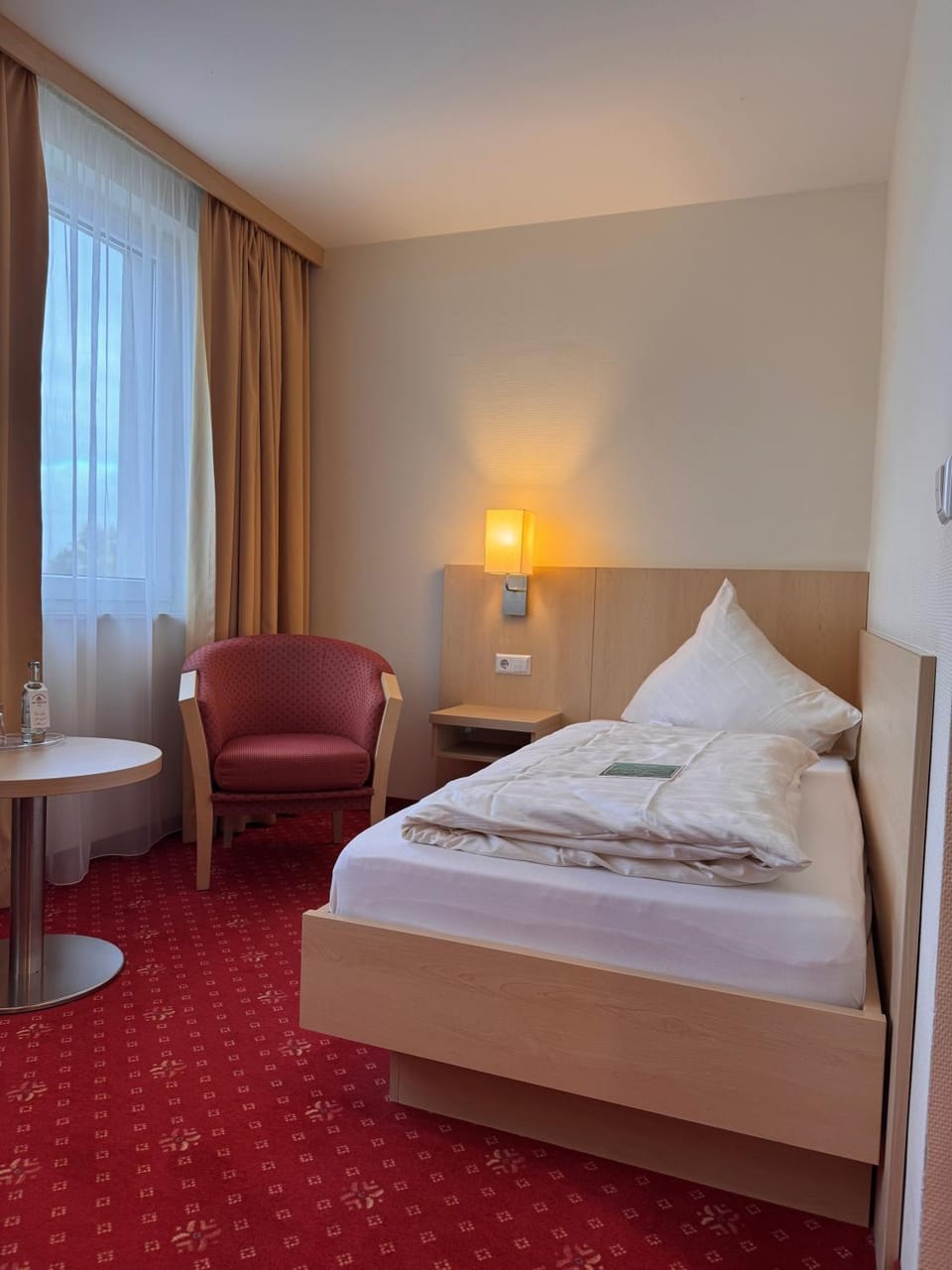 Bed, Seating area, Bedroom