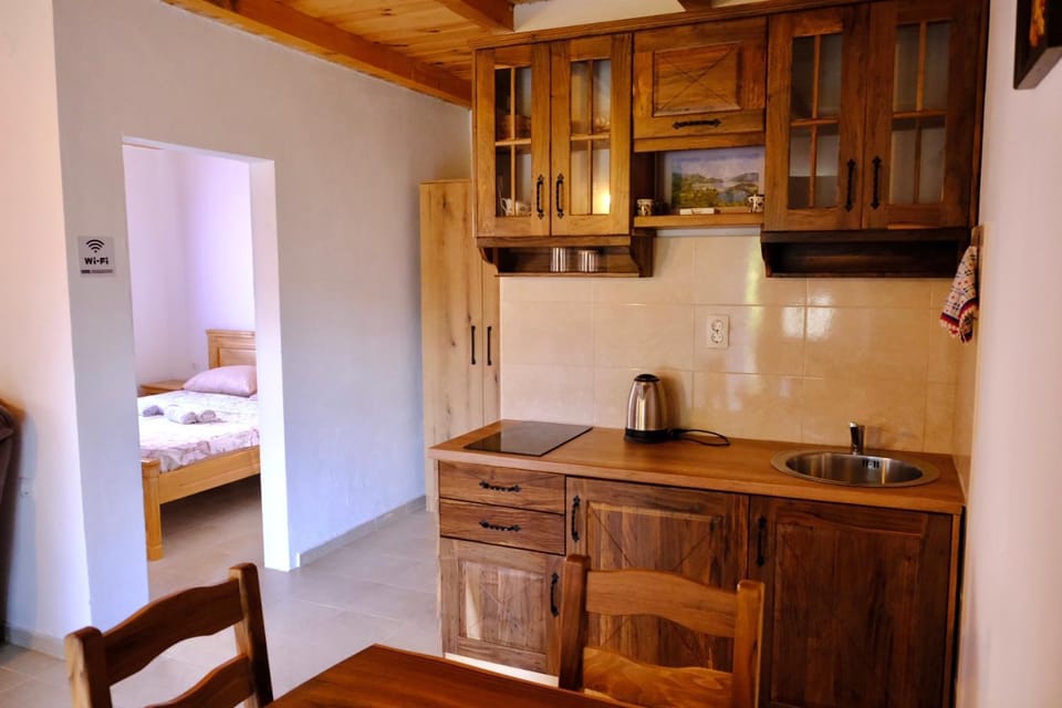 Kitchen or kitchenette, Dining area
