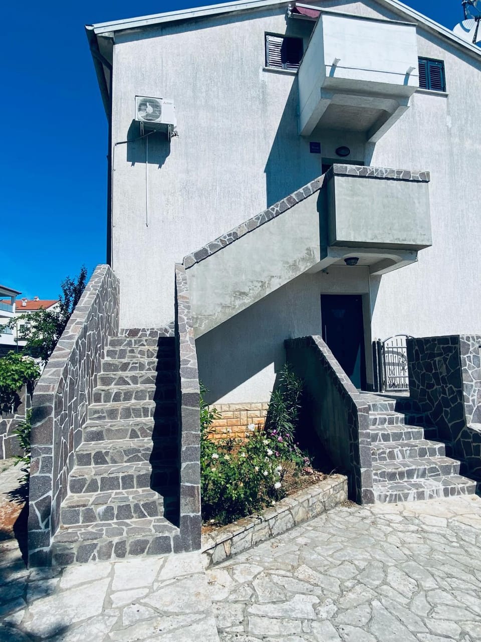 Facade/entrance