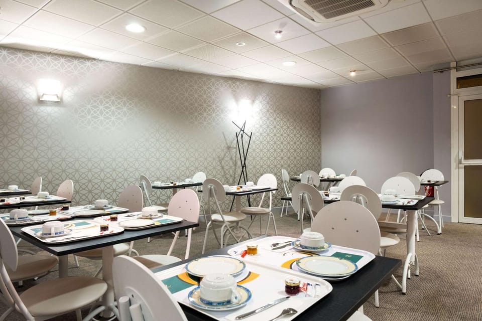 Restaurant/places to eat, Dining area, On site, Breakfast