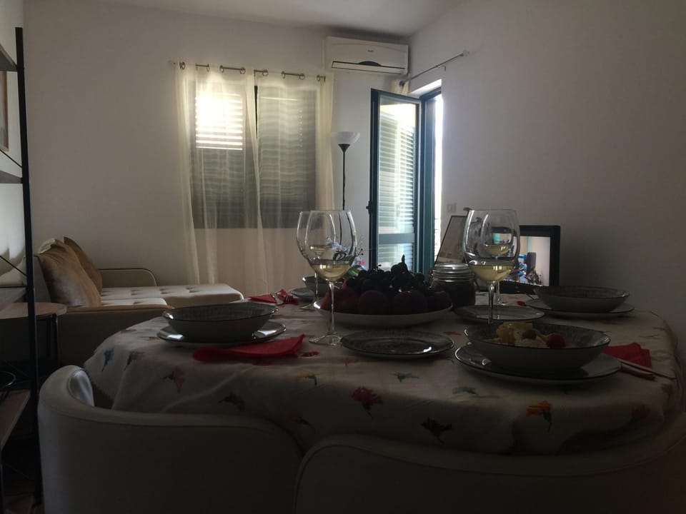 Living room, Food and drinks, Seating area, Dining area, Food