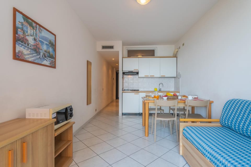 Kitchen or kitchenette, Living room, Seating area, Dining area, minibar, pet friendly, stove