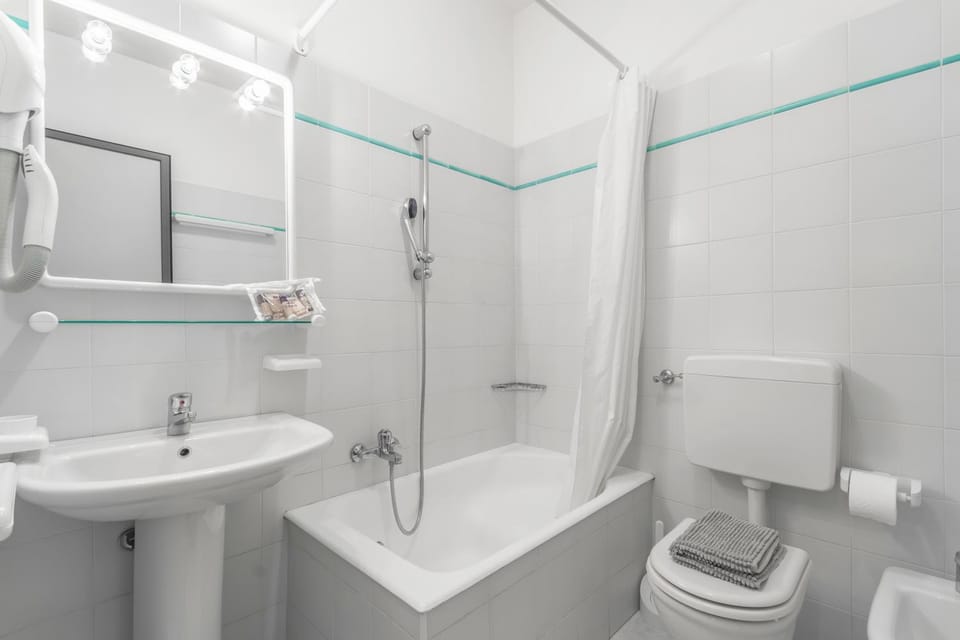 Toilet, Bathroom, Bath, bidet, towels