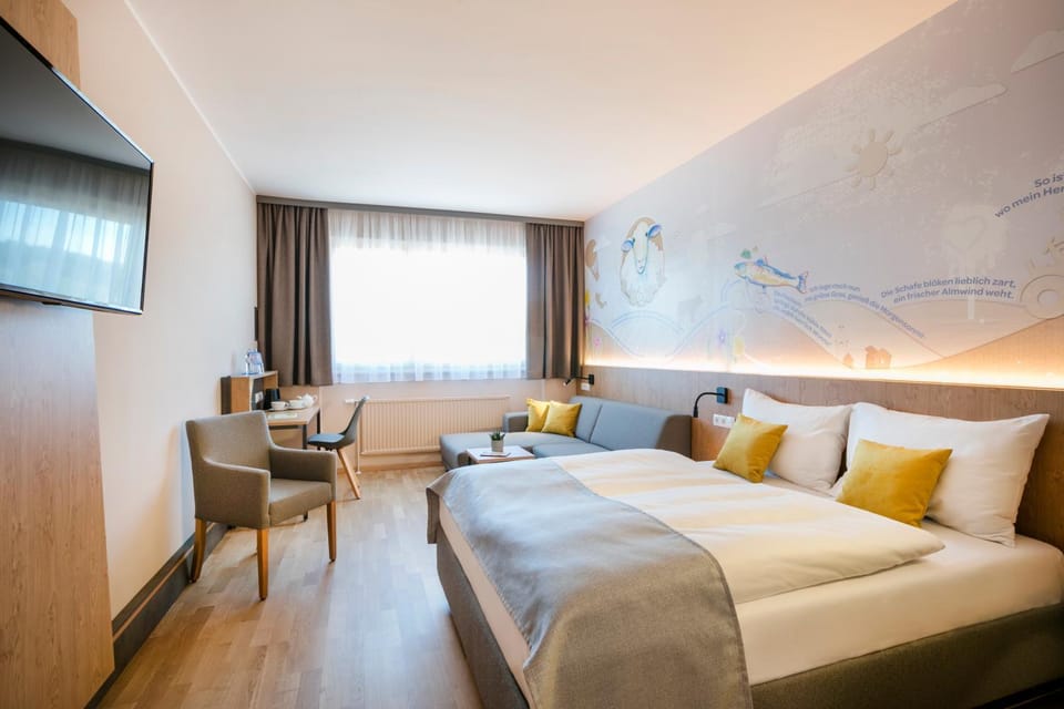 Bed, TV and multimedia, Living room, Photo of the whole room, Seating area, Bedroom