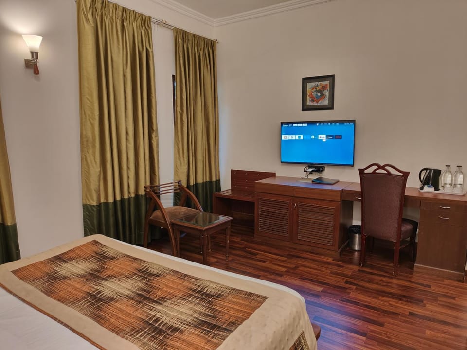 Bed, TV and multimedia, Bedroom