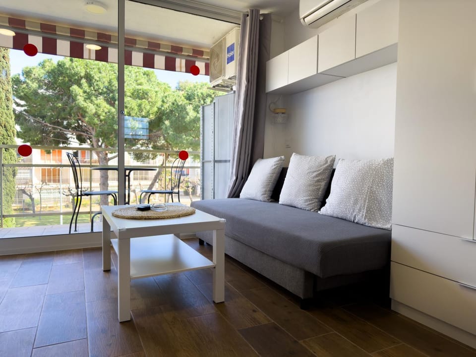 Bed, Seating area