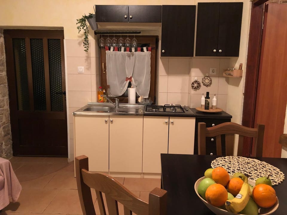 Kitchen or kitchenette, Dining area, Communal kitchen