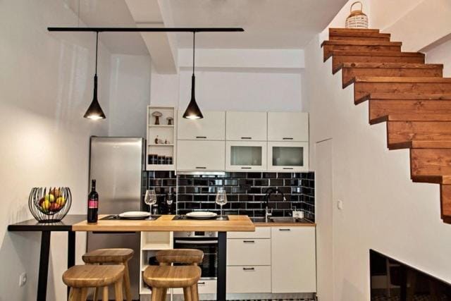 Kitchen or kitchenette, Dining area, oven
