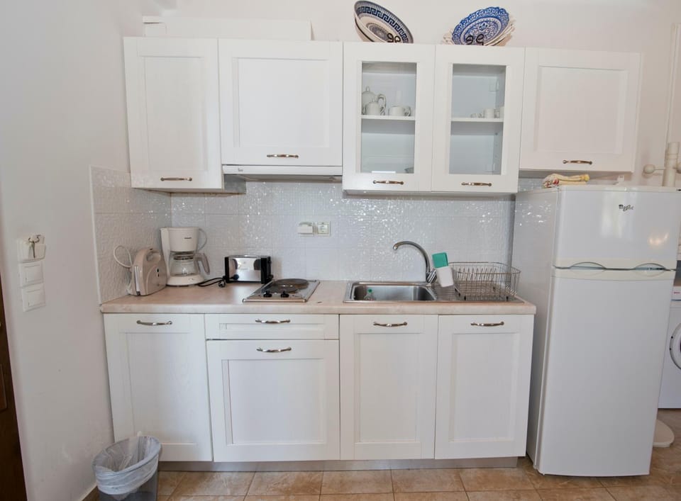 Coffee/tea facilities, Kitchen or kitchenette, stove, toaster