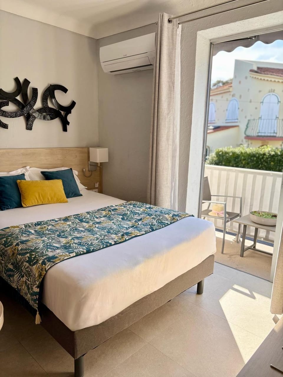 Bed, Balcony/Terrace, Photo of the whole room, Bedroom