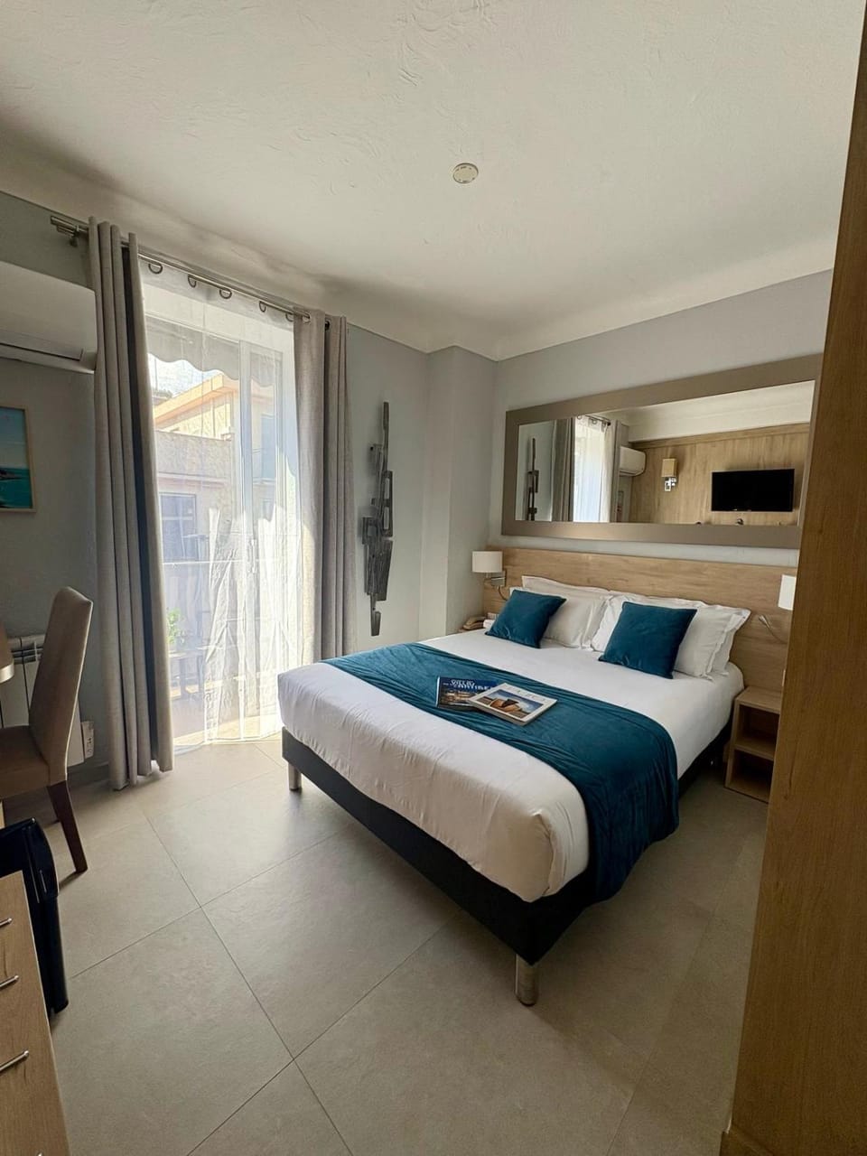 Bed, TV and multimedia, Photo of the whole room, Bedroom