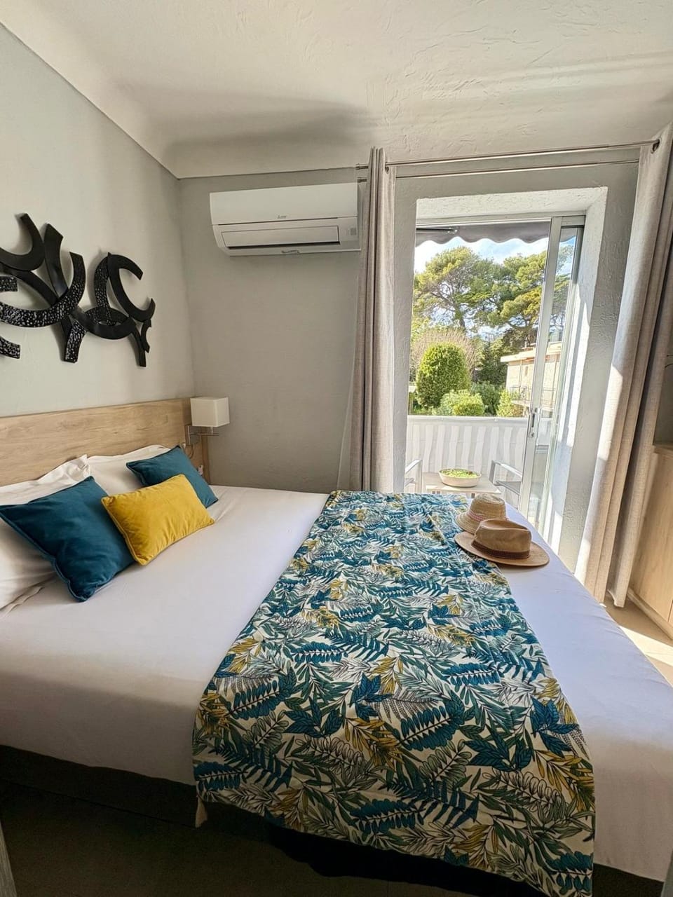 Bed, Balcony/Terrace, Photo of the whole room, towels, air conditioner