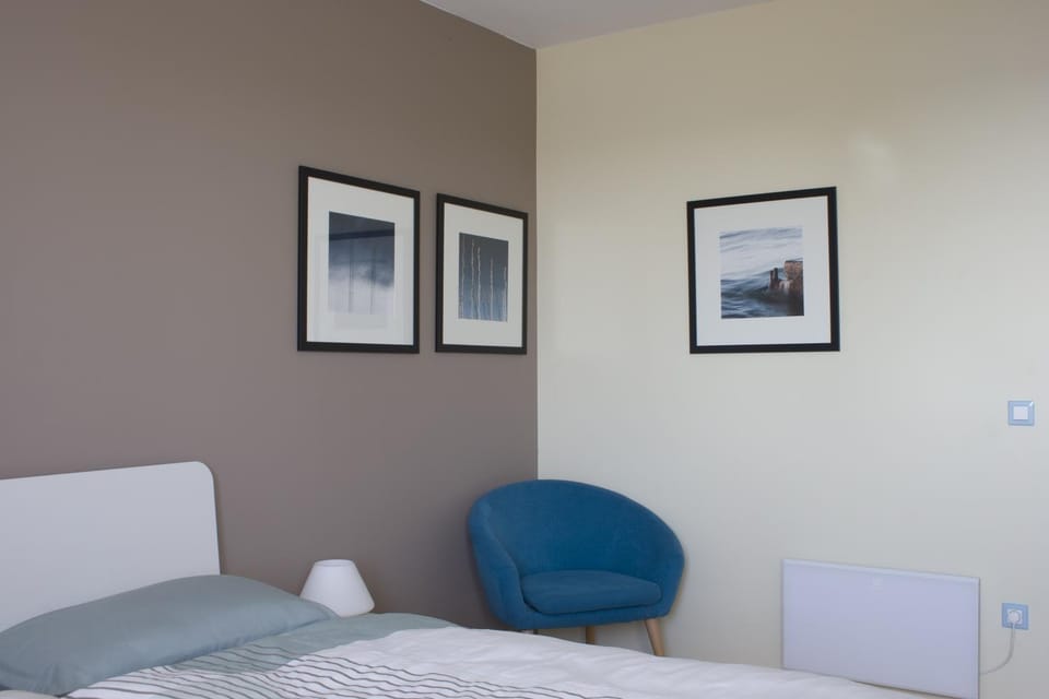 Bed, Seating area, Bedroom