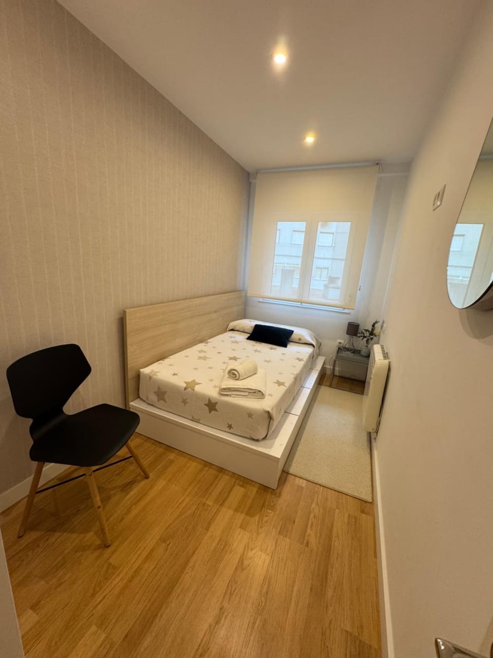 Photo of the whole room, Bedroom, towels