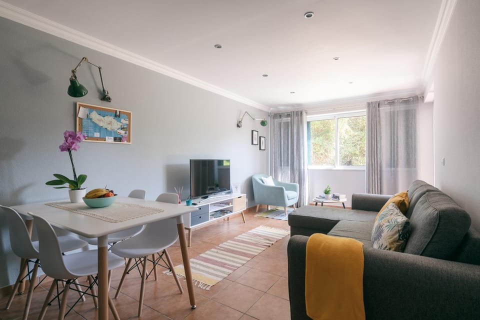 Living room, Food and drinks, Seating area, Dining area