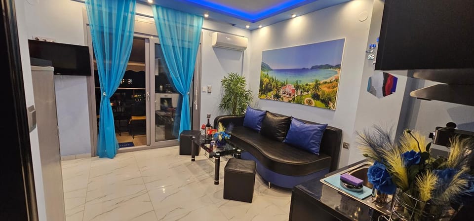 Bed, TV and multimedia, Kitchen or kitchenette, Living room, Seating area