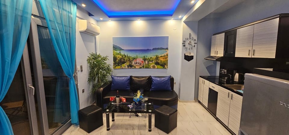 Bed, TV and multimedia, Kitchen or kitchenette, Living room, Seating area, Dining area, stove, air conditioner