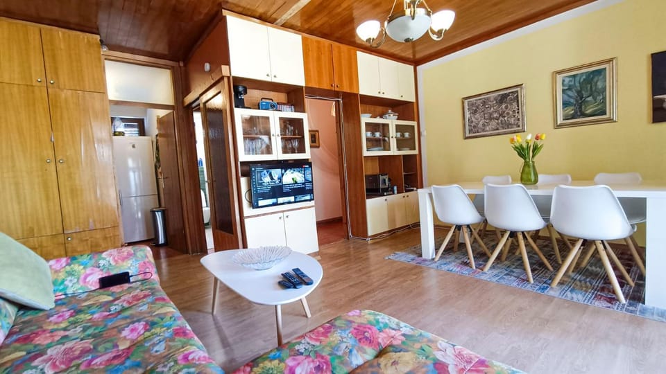 TV and multimedia, Living room, Seating area, Dining area