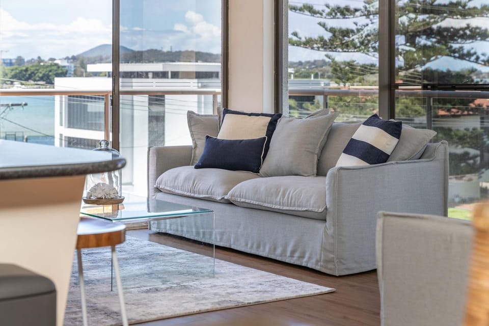 View (from property/room), Balcony/Terrace, Living room, Seating area, Lake view