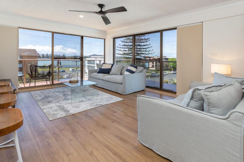 Patio, View (from property/room), Living room, Seating area, Dining area, River view