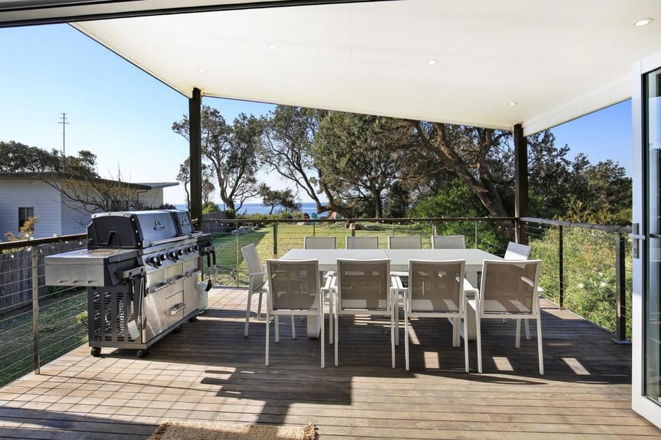 Oceanside I Pet Friendly Absolute Beachfront House in Culburra Beach