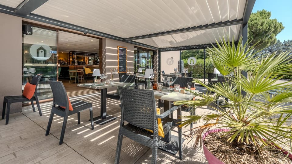 Restaurant/places to eat, Restaurant/places to eat, Spring, Day, Balcony/Terrace, Balcony/Terrace, Food and drinks, Seating area, Dining area