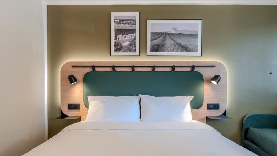 Bed, Photo of the whole room, Decorative detail, Bedroom
