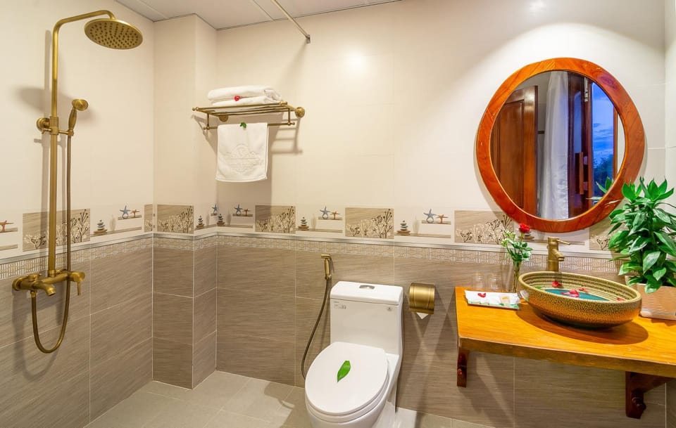 Shower, Toilet, Bathroom, bidet, towels, towels