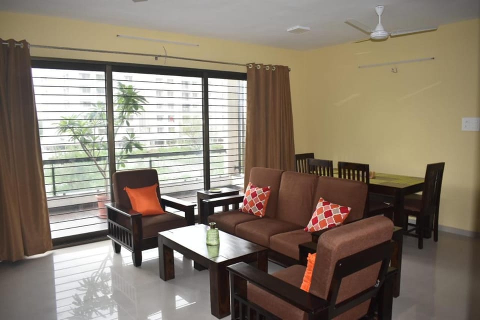 Property building, Balcony/Terrace, Living room, Dining area