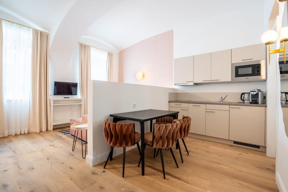 Kitchen or kitchenette, Dining area, stove