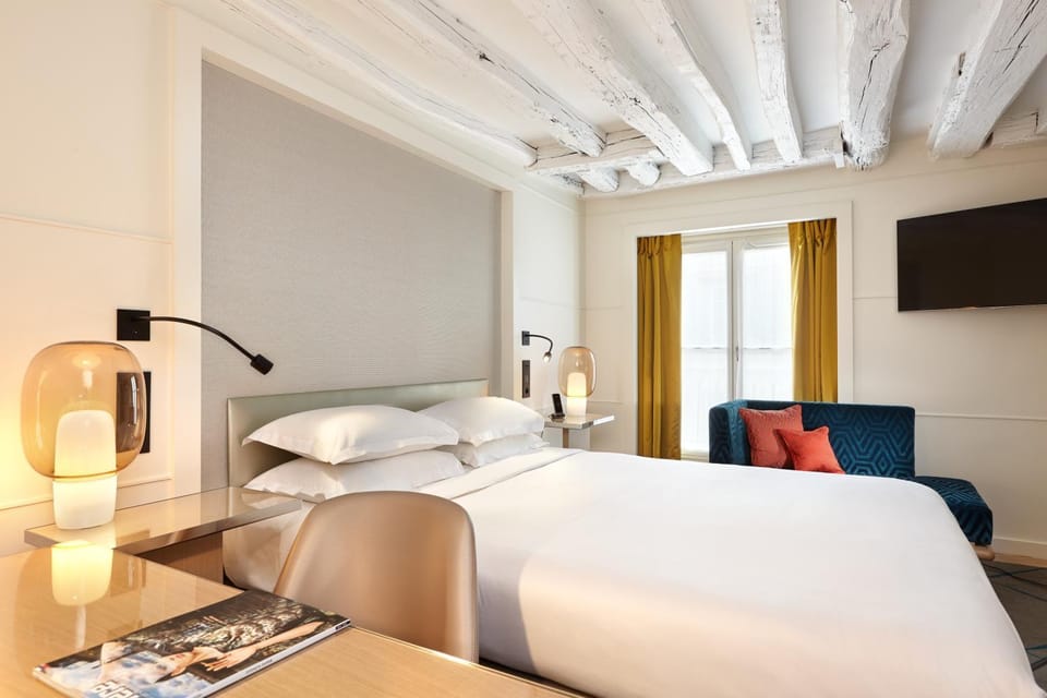Bed, TV and multimedia, Seating area, Bedroom