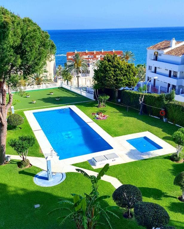 Swimming pool, Swimming pool
