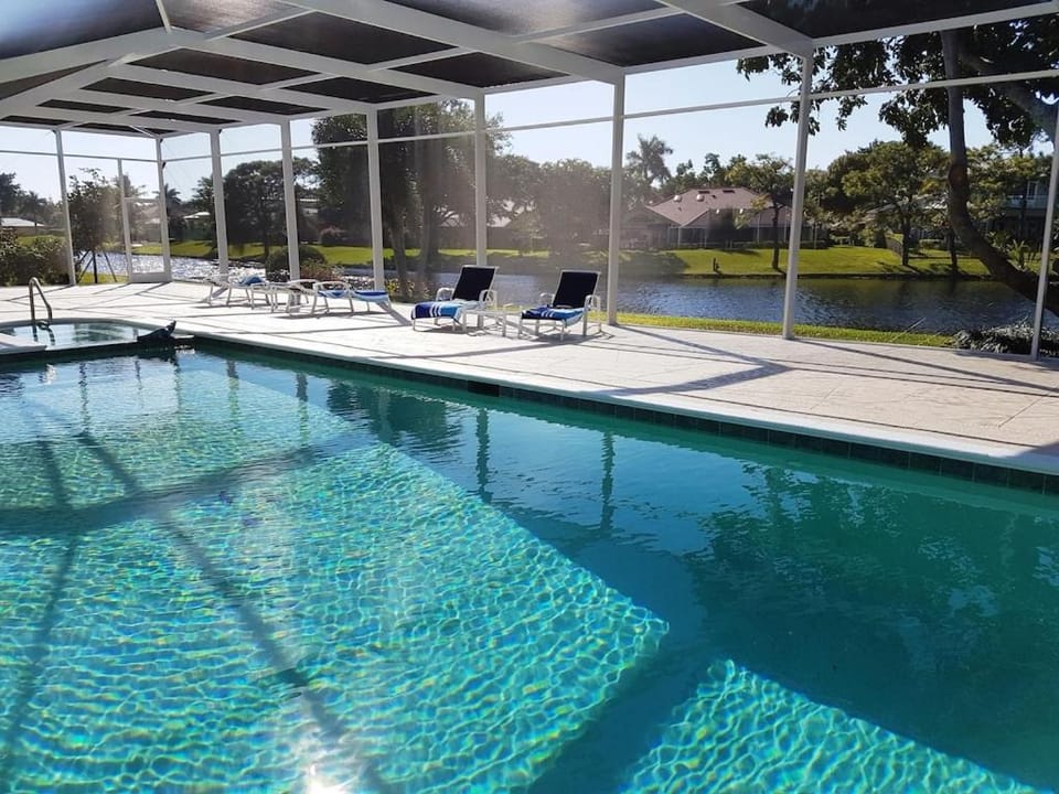 Exclusive Villa - Lakeside, 4 Minutes to Private Beach House in Naples
