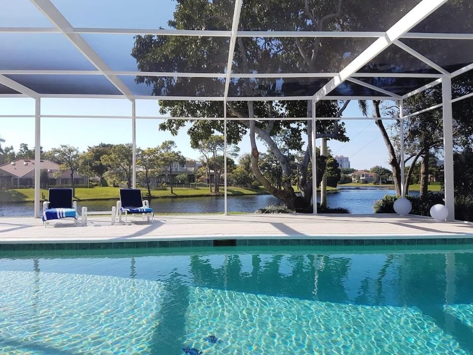 Exclusive Villa - Lakeside, 4 Minutes to Private Beach House in Naples