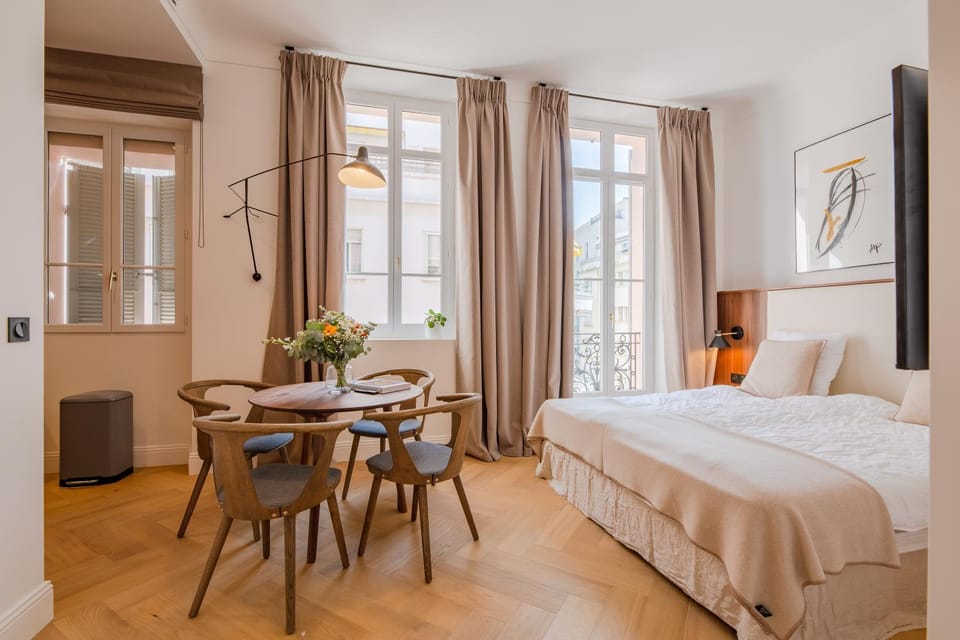 Bed, Living room, Photo of the whole room, Seating area, Bedroom