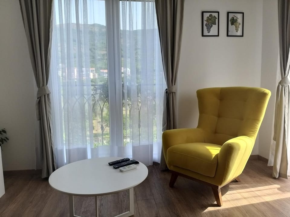 TV and multimedia, Living room, Seating area, Garden view, Garden view