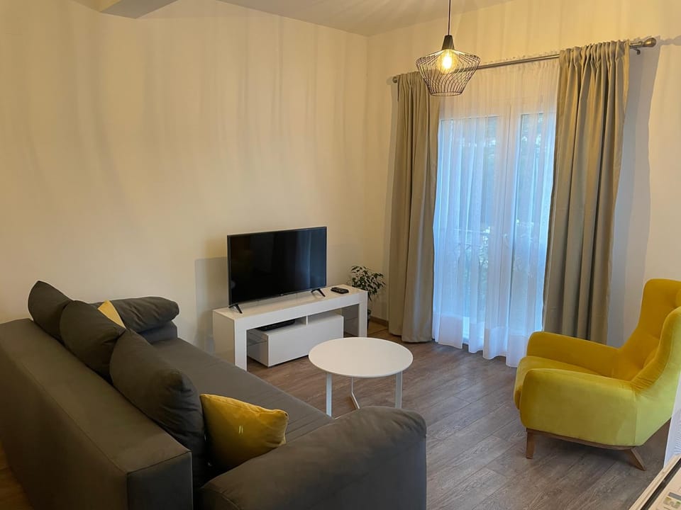 TV and multimedia, Living room, Lounge or bar, Seating area