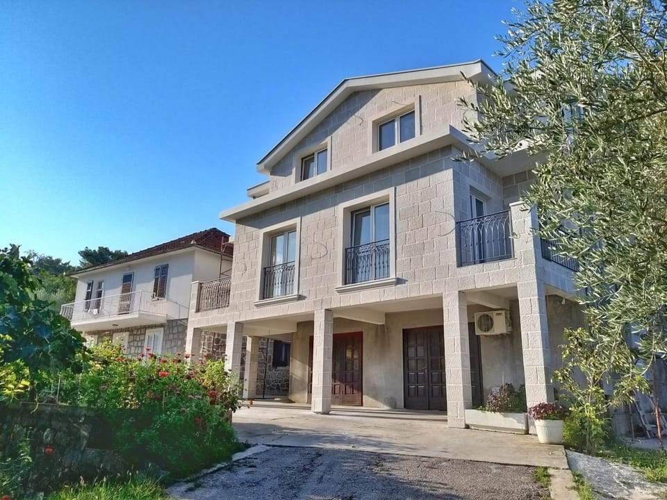 Property building, Garden, Balcony/Terrace, Balcony/Terrace