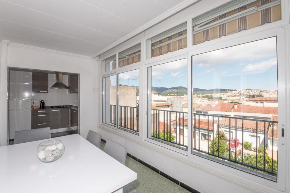 View (from property/room), Kitchen or kitchenette, Photo of the whole room, Dining area