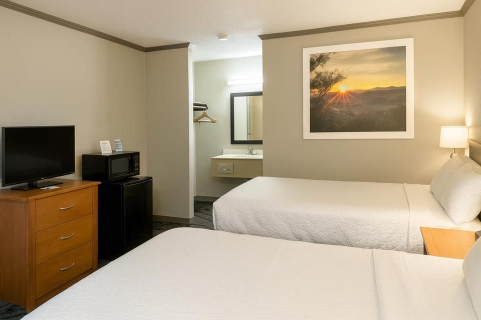 Bed, TV and multimedia, Bedroom