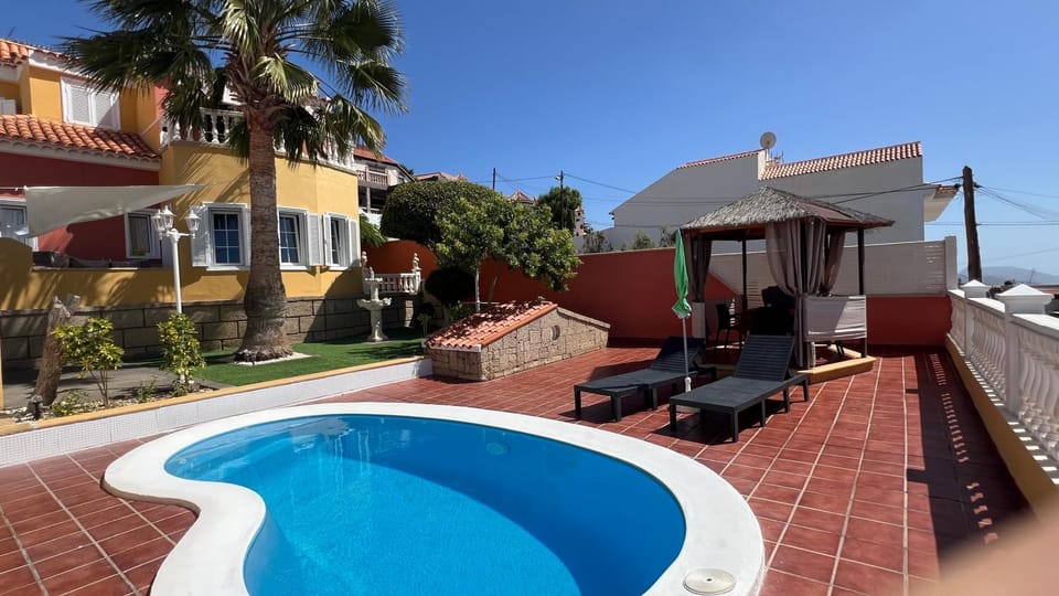 Property building, Swimming pool, sunbed