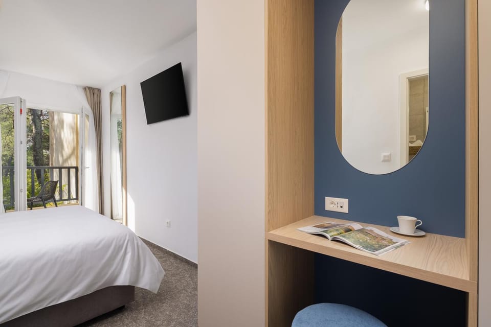 Bed, TV and multimedia, Photo of the whole room, Bedroom