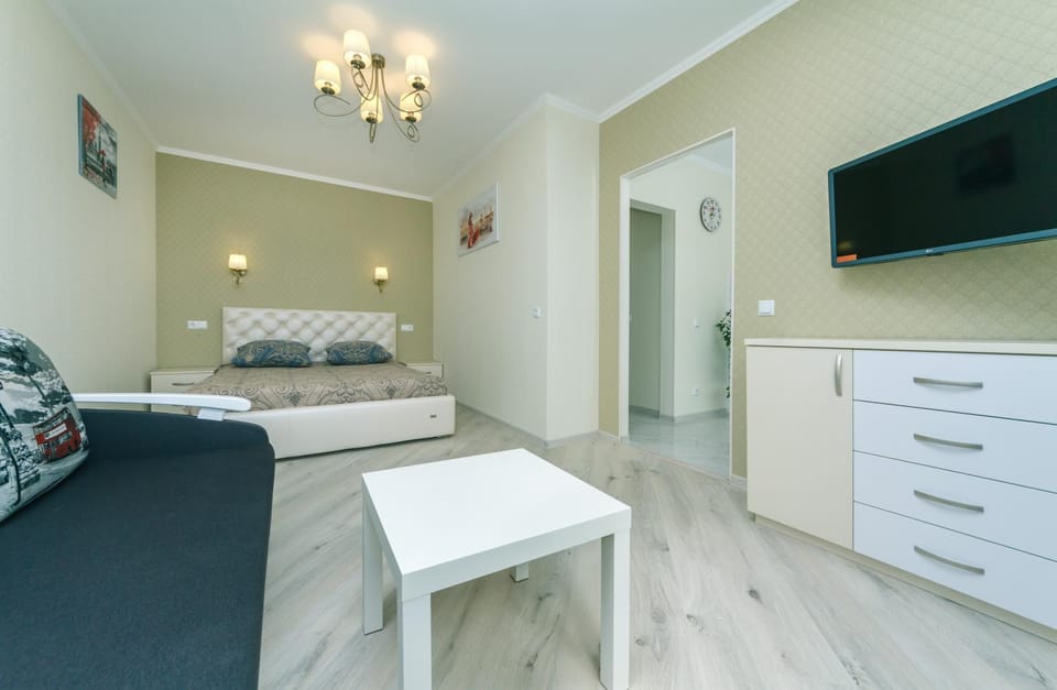 Communal lounge/ TV room, Bed, TV and multimedia, Living room, Photo of the whole room, Seating area, Evening entertainment, Bedroom