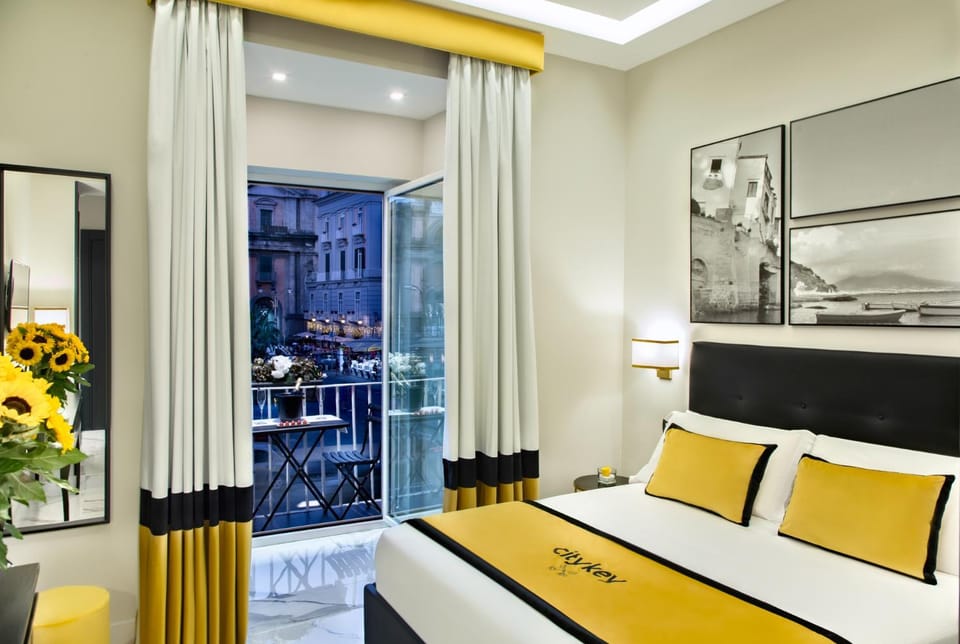 Bed, Balcony/Terrace, Decorative detail, City view, Landmark view