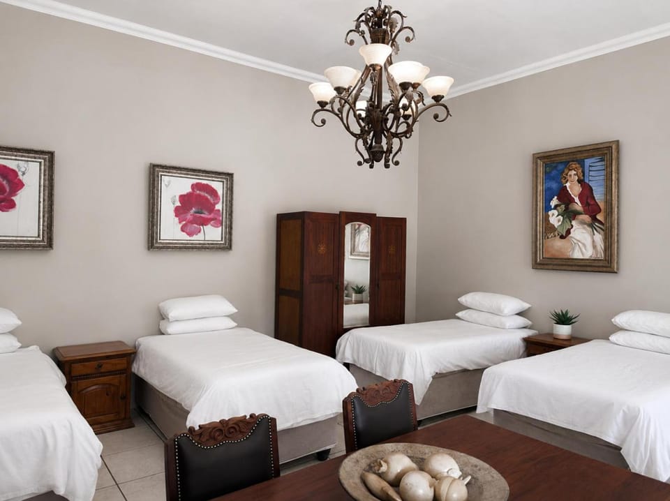 Bed, Dining area, Bedroom